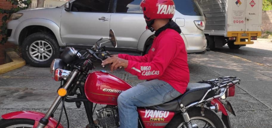 Yango Ride promueve la seguridad vial donando 100 cascos reflectivos a conductores de motocicleta